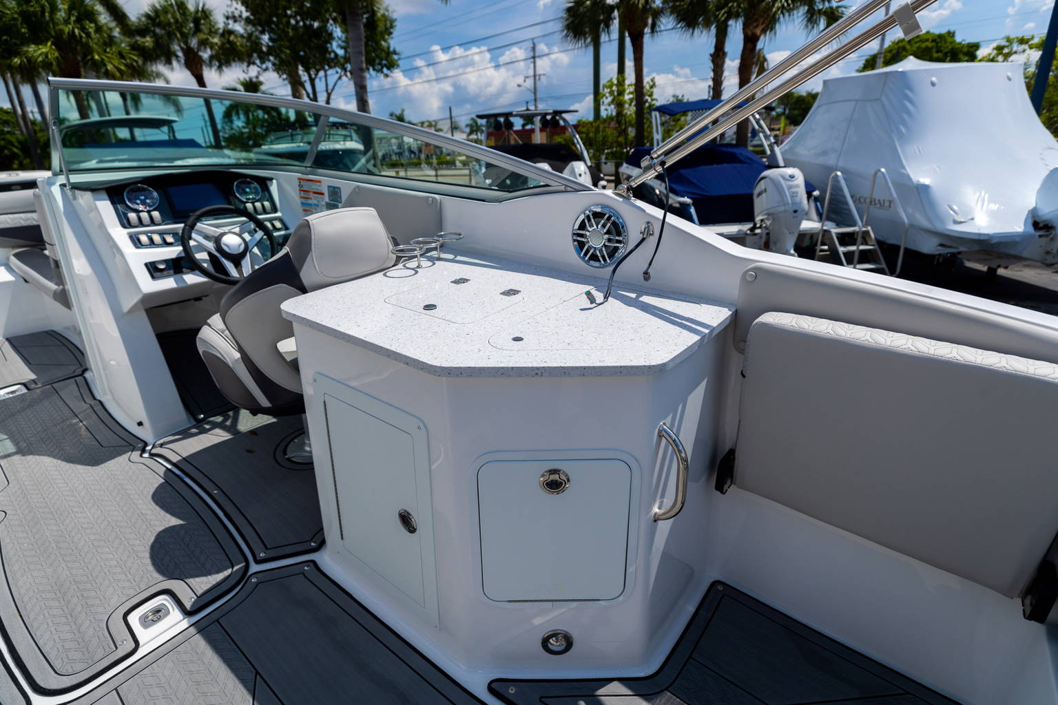 New 2023 Hurricane SunDeck 2690 OB #2041 image 16