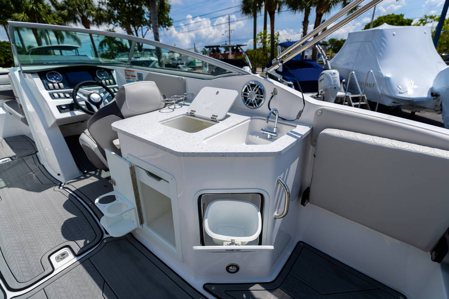 New 2023 Hurricane SunDeck 2690 OB #2041 image 17