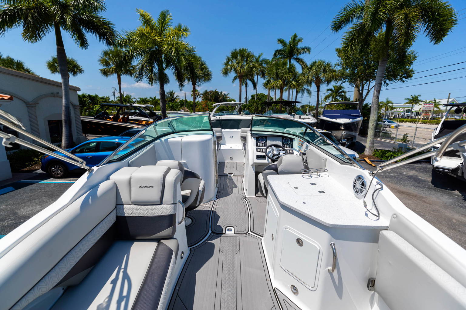 Alternative image of Hurricane SunDeck 2690 OB in Florida Keys, FL