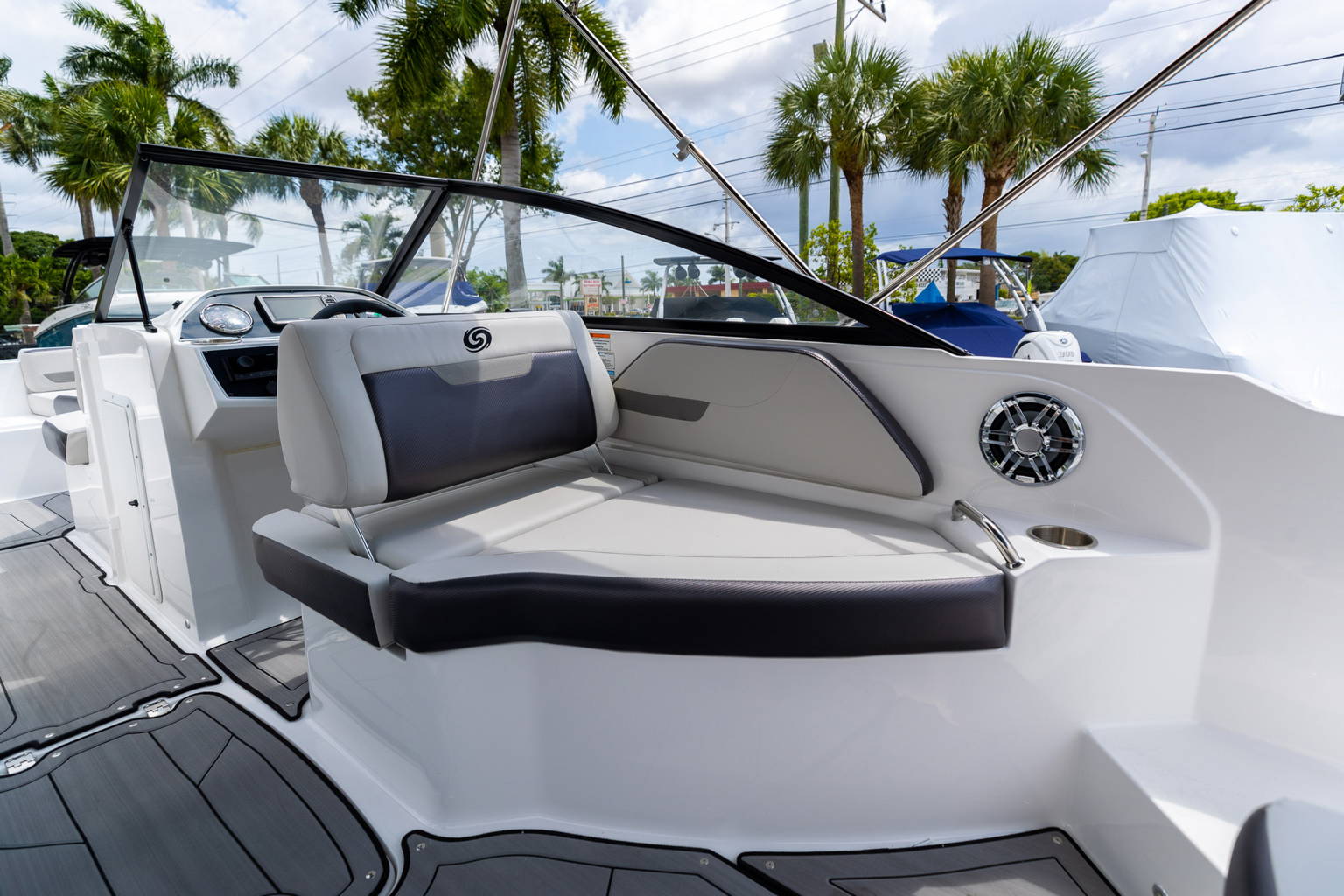 New 2023 Hurricane SunDeck 235 OB #1887 image 10