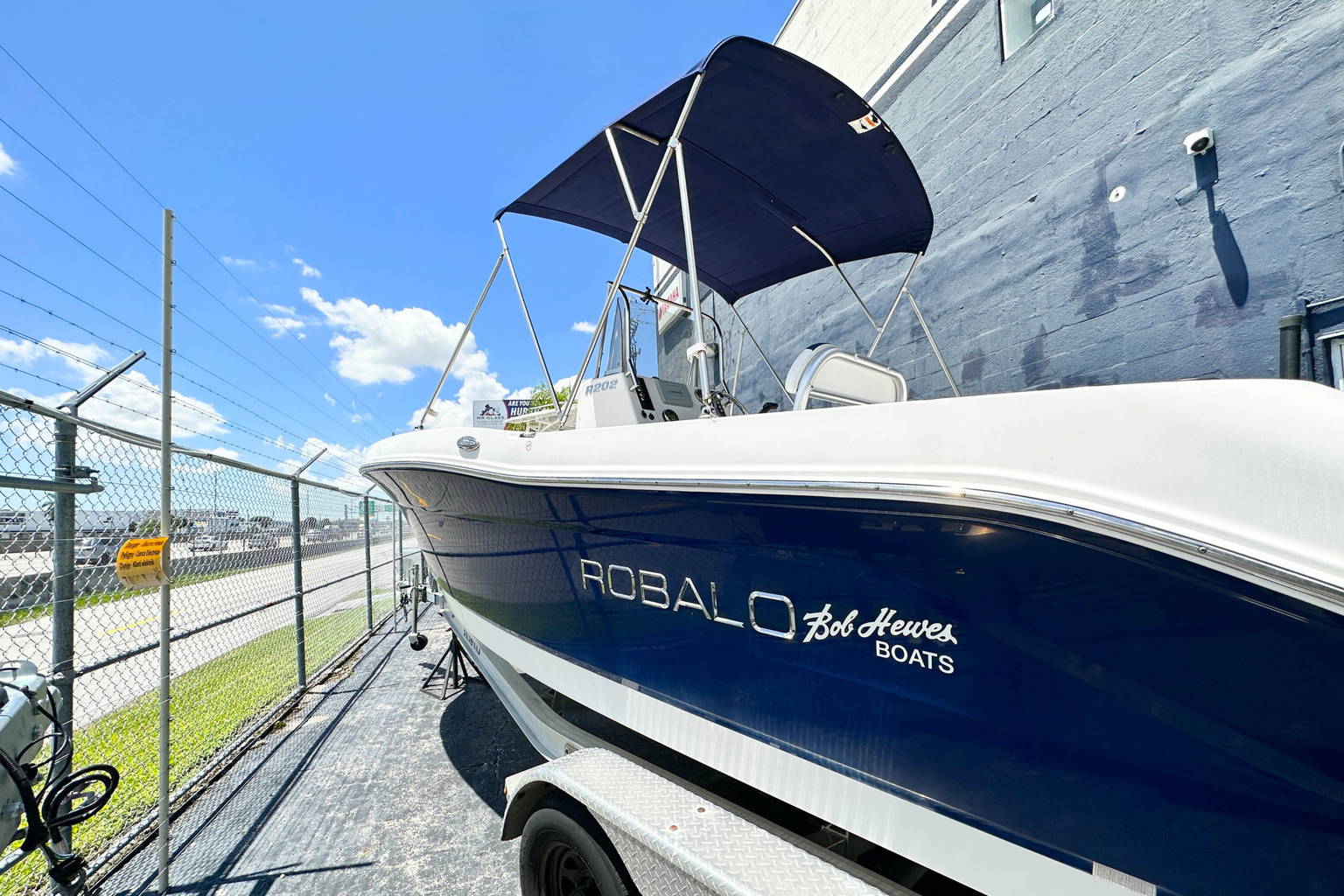 Used 2018 Robalo R202 Explorer #0180 image 2