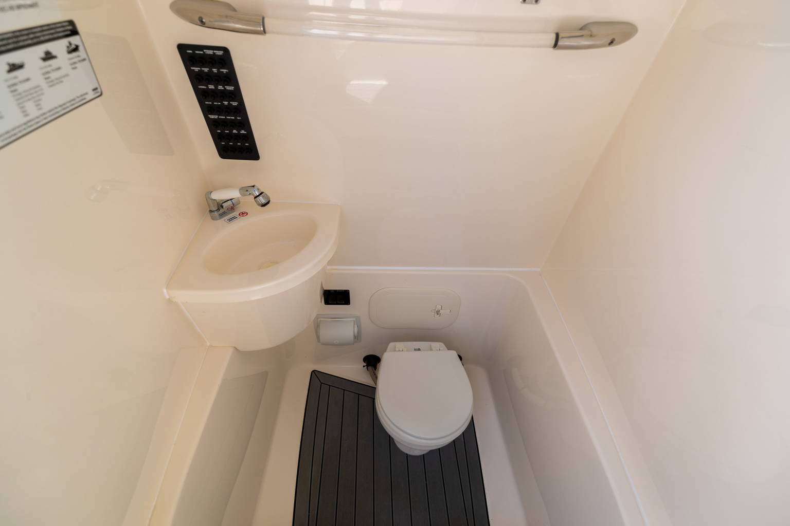 Used 2019 Cobia 262 CC #C037 image 53