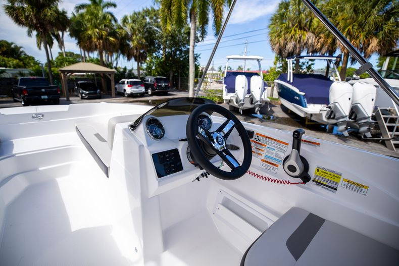 New 2022 Hurricane SunDeck Sport OB SS 185 OB #7868 image 22