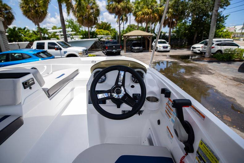 New 2022 Hurricane SunDeck Sport OB SS 185 OB #7874 image 16