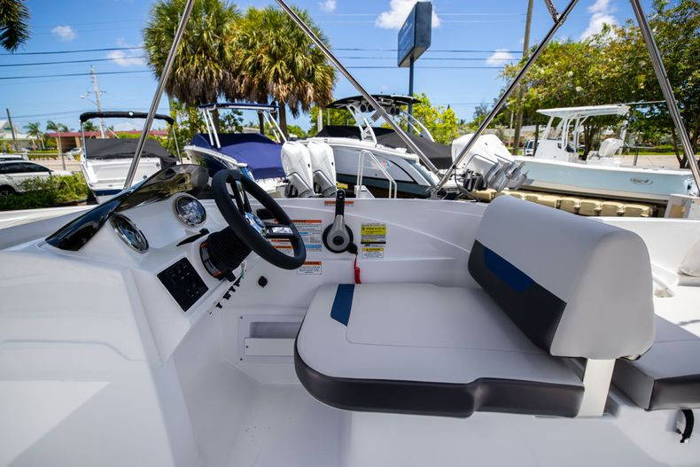 New 2022 Hurricane SunDeck Sport OB SS 185 OB #7874 image 18