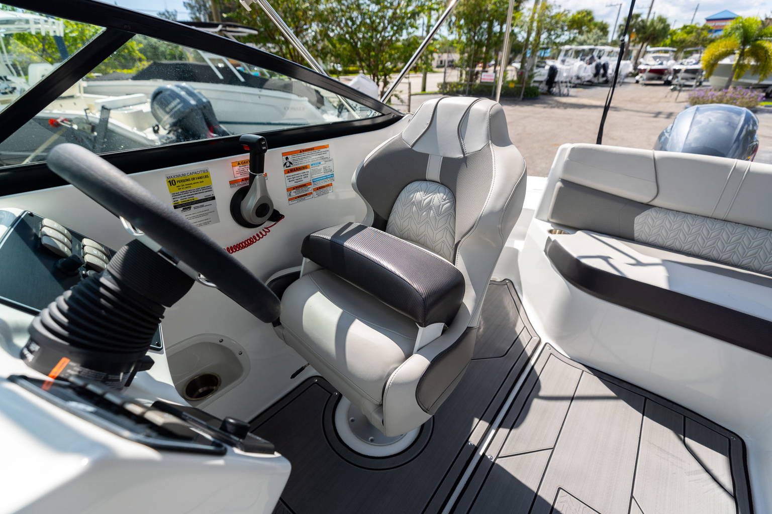 New 2023 Hurricane SunDeck 2200 OB #2028 image 23