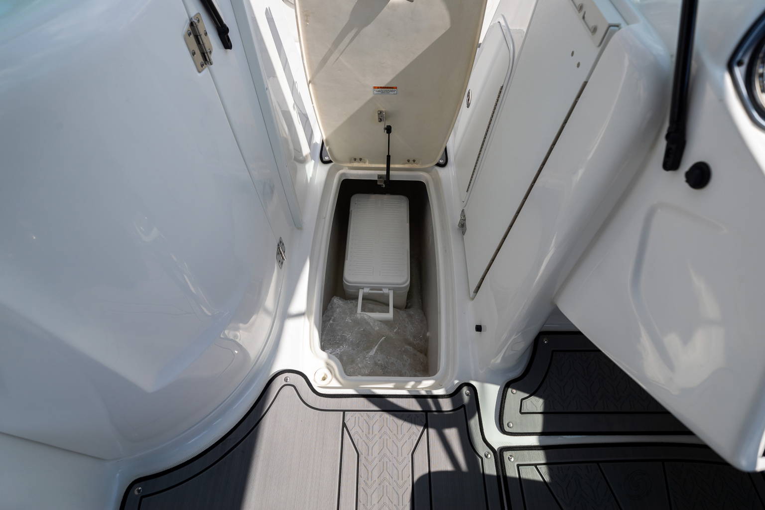 New 2023 Hurricane SunDeck 2200 OB #2028 image 29