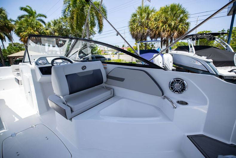 New 2022 Hurricane SunDeck OB SD 235 OB #8013 image 16