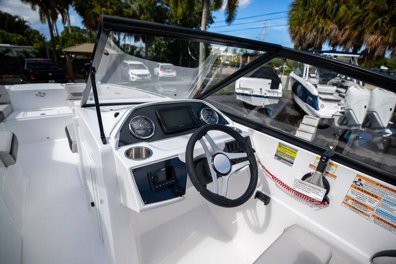 New 2022 Hurricane SunDeck OB SD 235 OB #7864 image 18