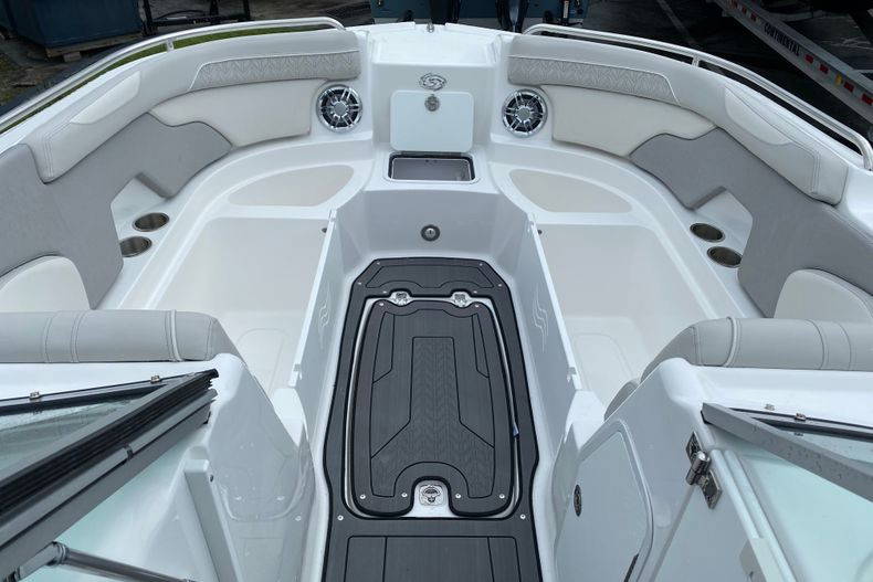 New 2022 Hurricane SunDeck OB SD 2400 OB #5757 image 9