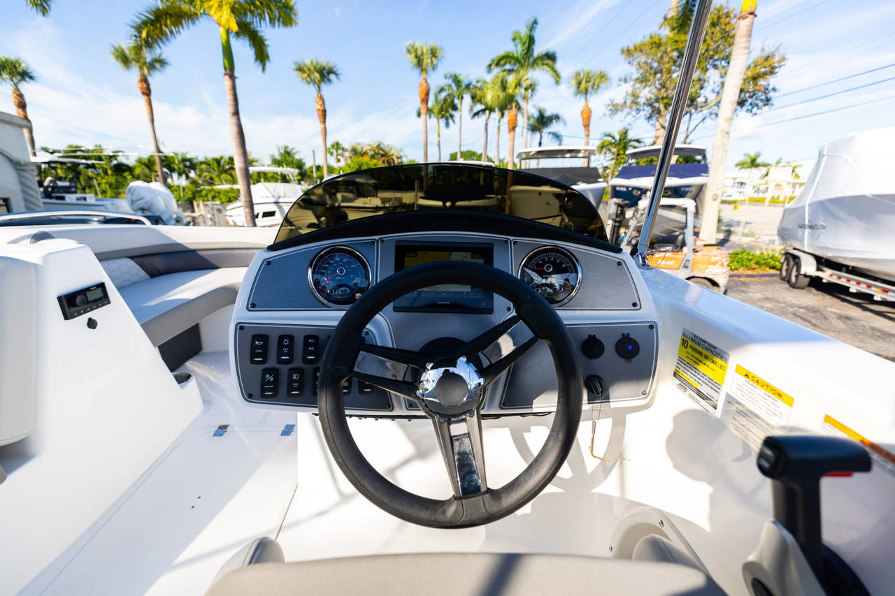 Alternative image of Hurricane SunDeck Sport 192 RL OB in West Palm Beach, FL