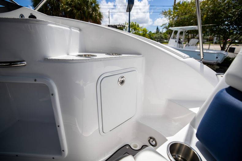 New 2022 Hurricane SunDeck OB SD 2400 OB #7667 image 10