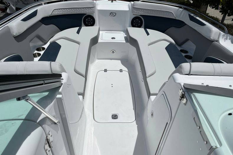 New 2022 Hurricane SunDeck OB SD 2400 OB #6944 image 12