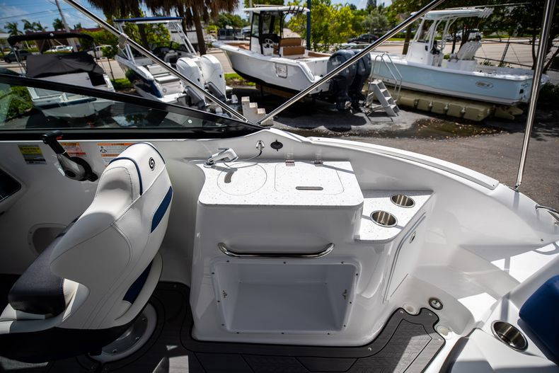 New 2022 Hurricane SunDeck OB SD 2400 OB #7667 image 12