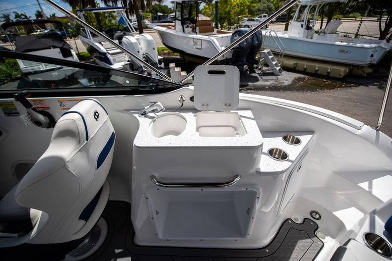 New 2022 Hurricane SunDeck OB SD 2400 OB #7667 image 13