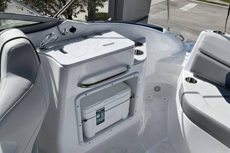 New 2022 Hurricane SunDeck OB SD 2400 OB #6944 image 17