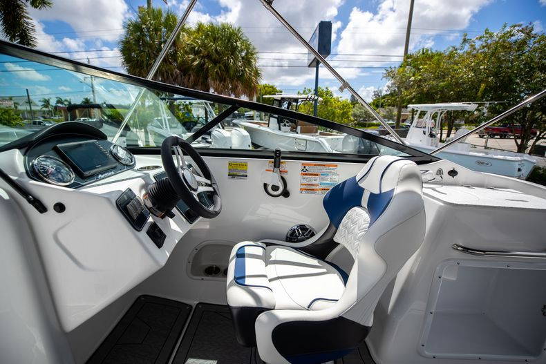New 2022 Hurricane SunDeck OB SD 2400 OB #7667 image 18