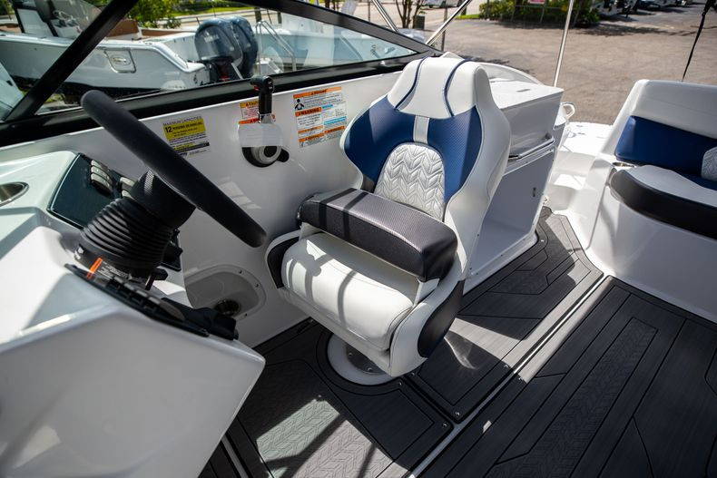 New 2022 Hurricane SunDeck OB SD 2400 OB #7667 image 24