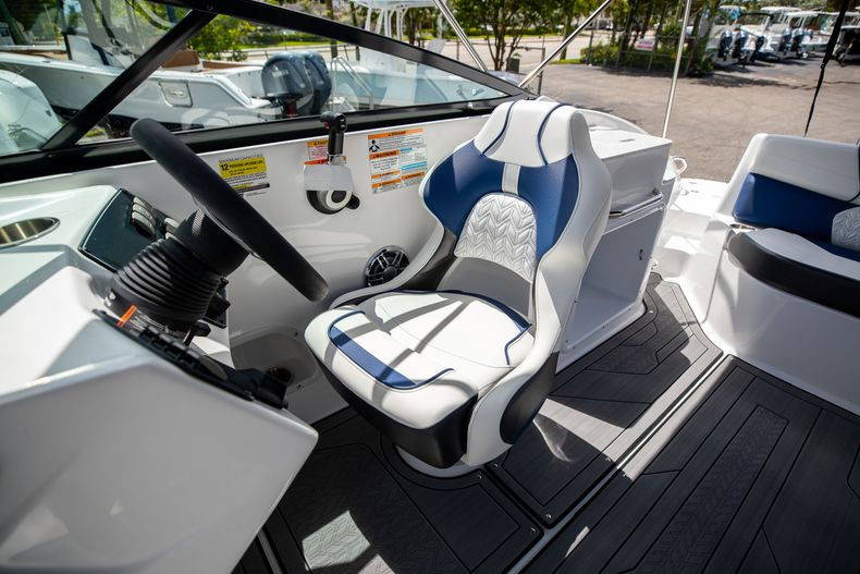 New 2022 Hurricane SunDeck OB SD 2400 OB #7667 image 25