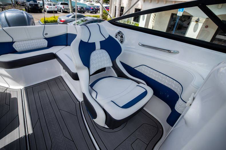 New 2022 Hurricane SunDeck OB SD 2400 OB #7667 image 27