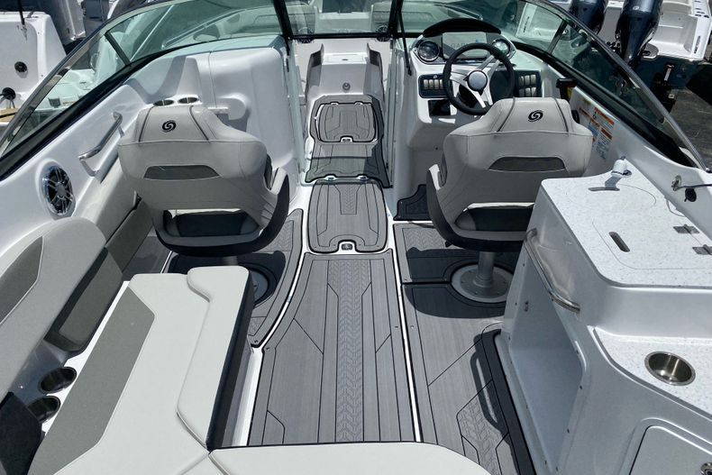 New 2022 Hurricane SunDeck OB SD 2400 OB #7203 image 5