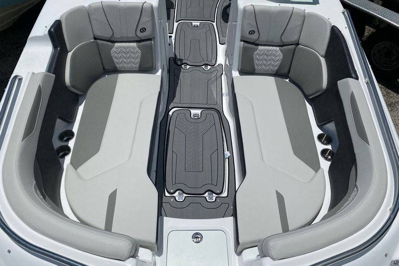 New 2022 Hurricane SunDeck OB SD 2400 OB #7203 image 7