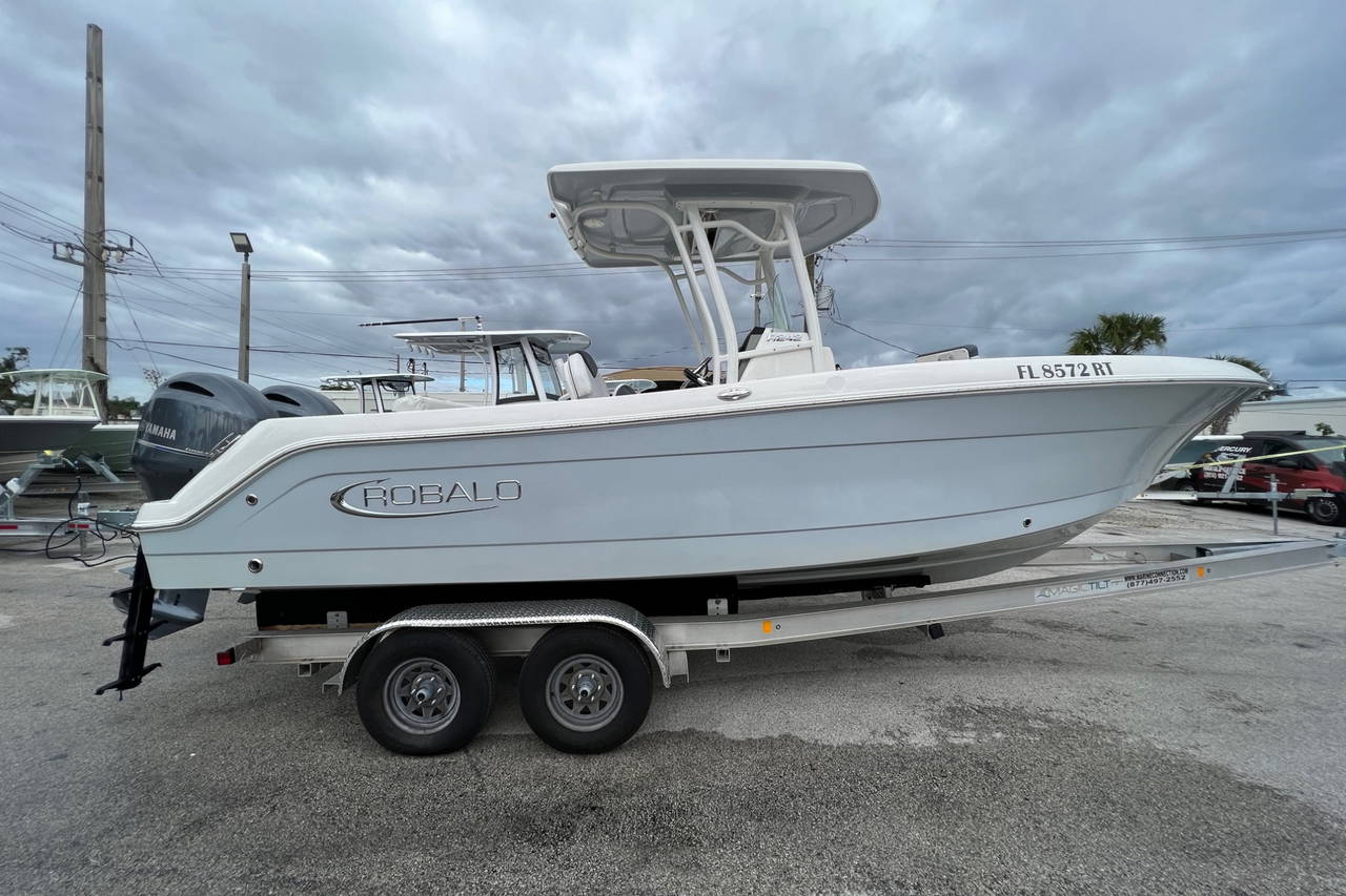 Main image of Robalo R242 in Fort Lauderdale, FL