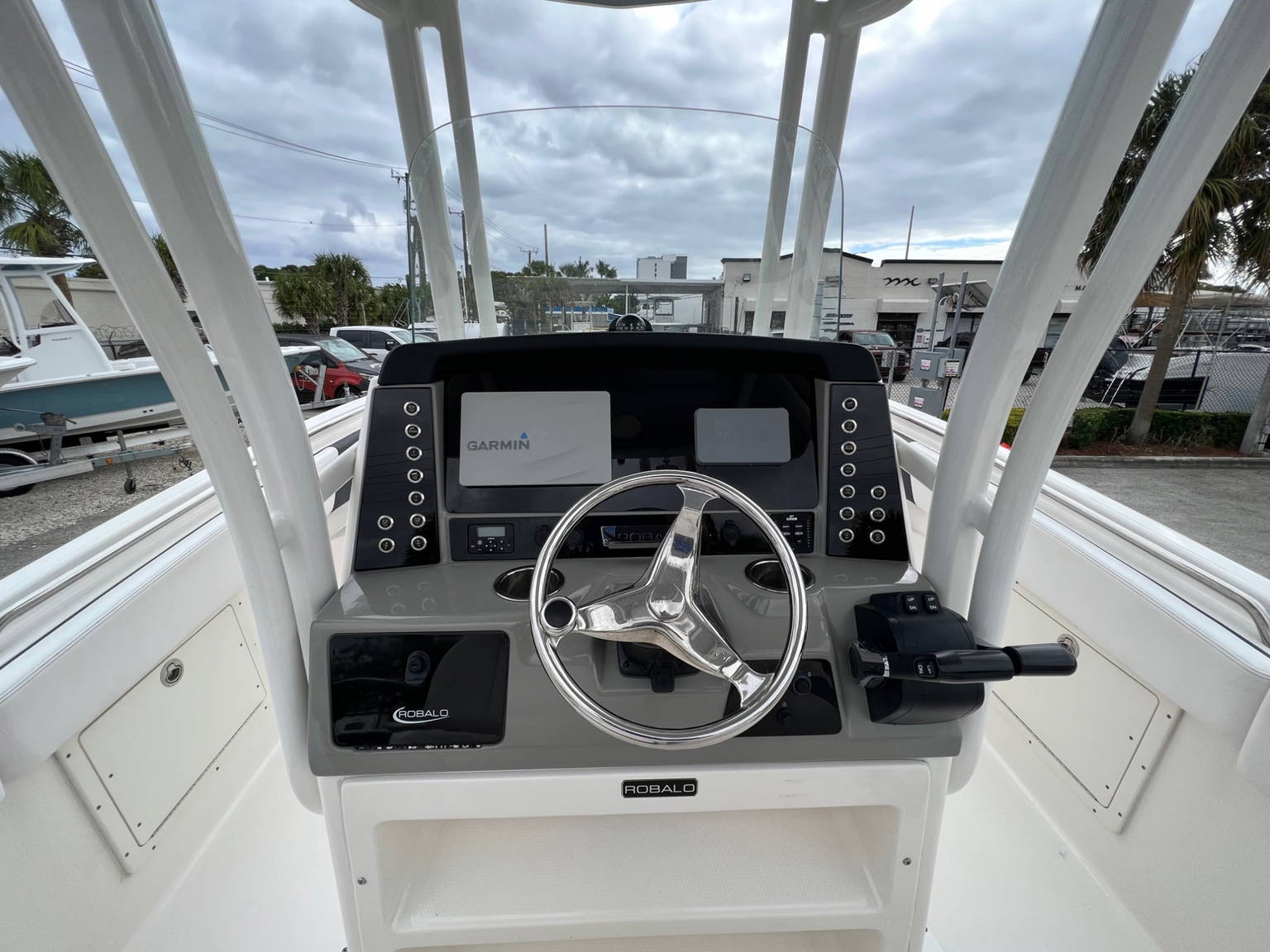 Alternative image of Robalo R242 in Fort Lauderdale, FL