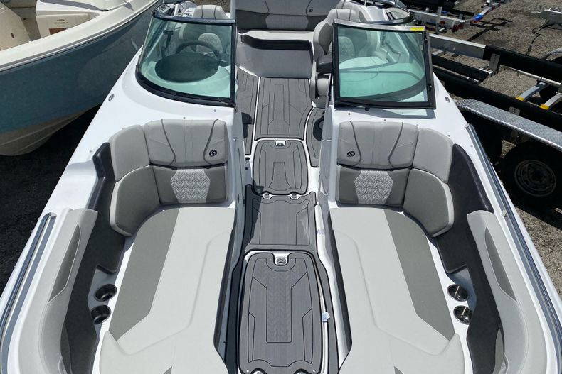 New 2022 Hurricane SunDeck OB SD 2400 OB #7203 image 8