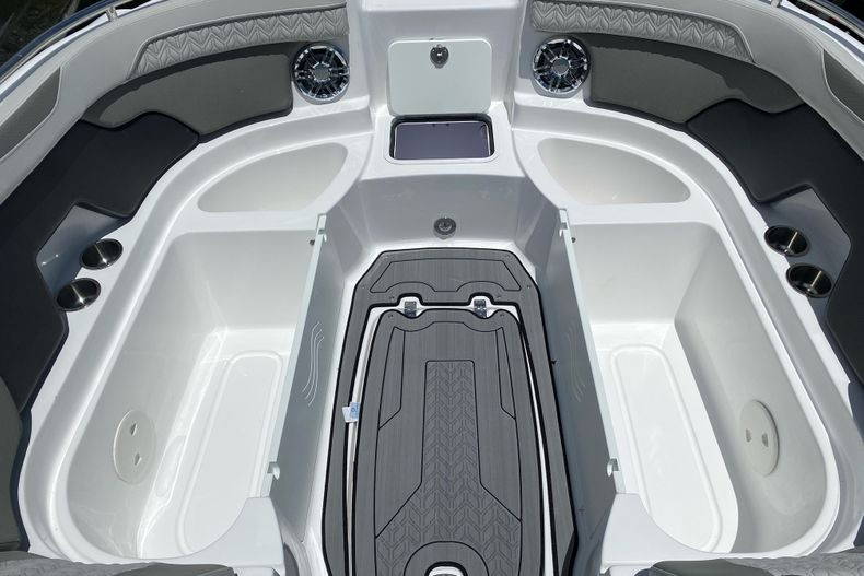 New 2022 Hurricane SunDeck OB SD 2400 OB #7203 image 9