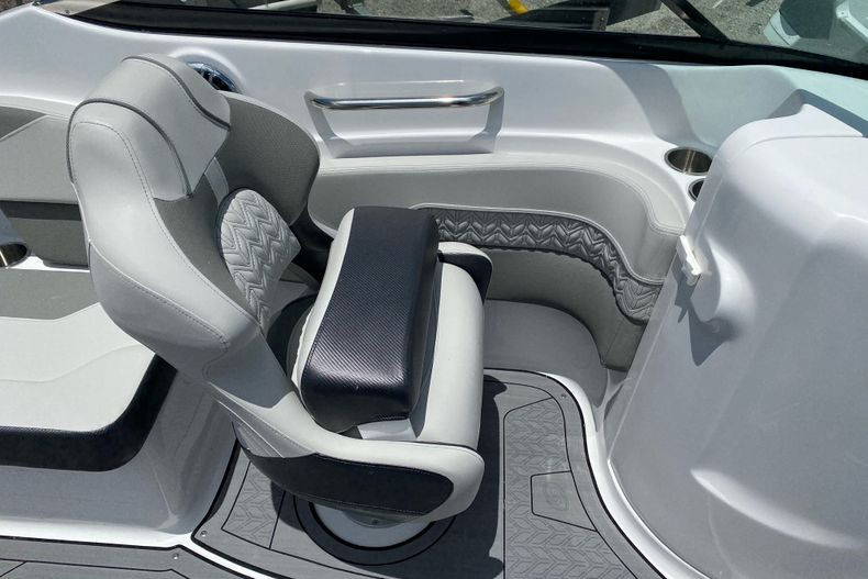 New 2022 Hurricane SunDeck OB SD 2400 OB #7203 image 14