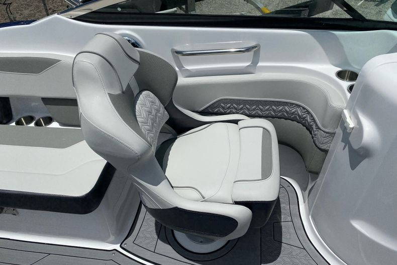 New 2022 Hurricane SunDeck OB SD 2400 OB #7203 image 15