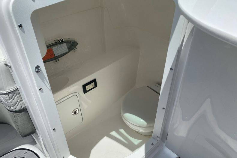 New 2022 Hurricane SunDeck OB SD 2400 OB #7203 image 16