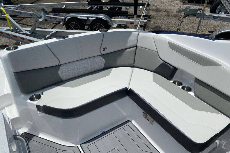 New 2022 Hurricane SunDeck OB SD 2400 OB #7203 image 17