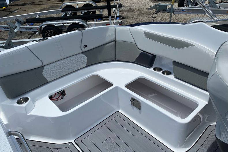 New 2022 Hurricane SunDeck OB SD 2400 OB #7203 image 18