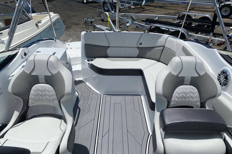 New 2022 Hurricane SunDeck OB SD 2400 OB #7203 image 21