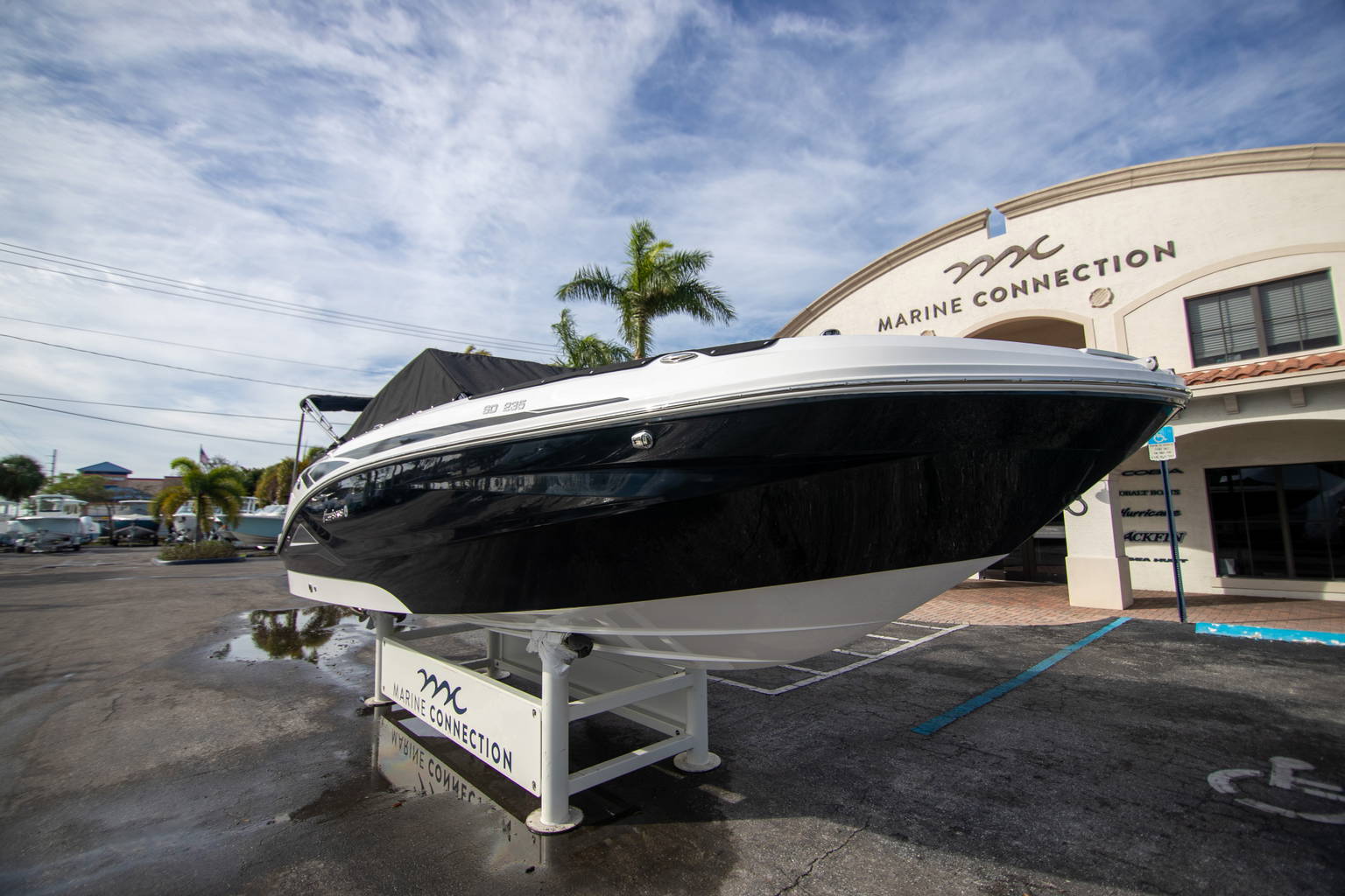 New 2023 Hurricane SunDeck 235 OB #0304 image 2