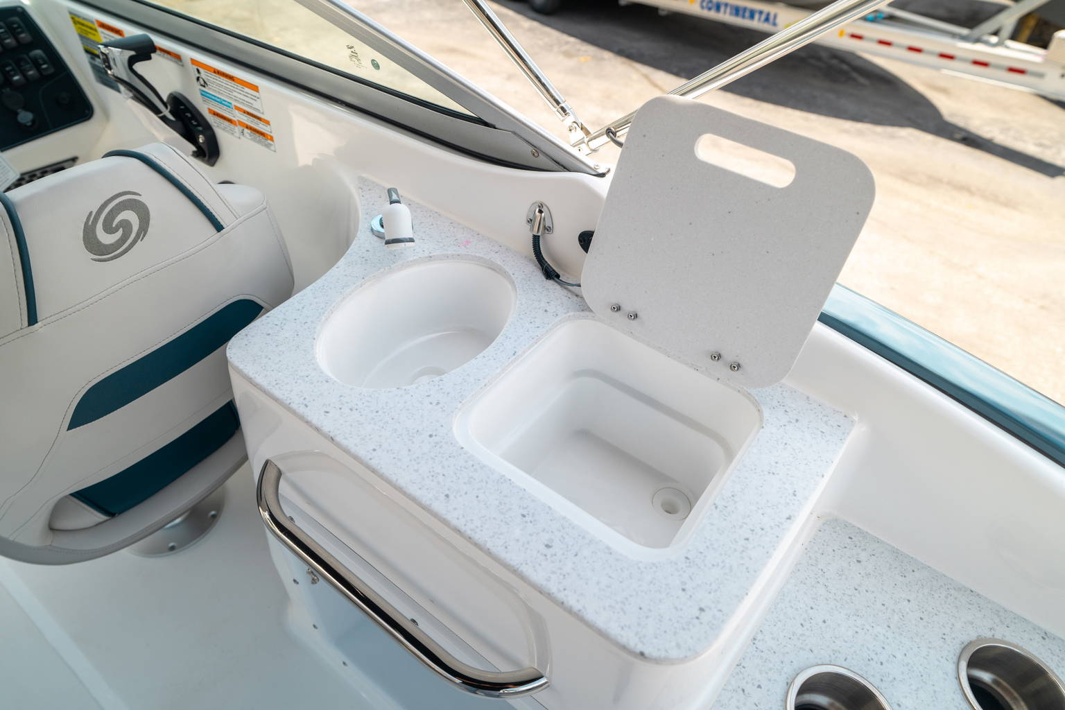 New 2024 Hurricane SunDeck 2400 OB #7827 image 16