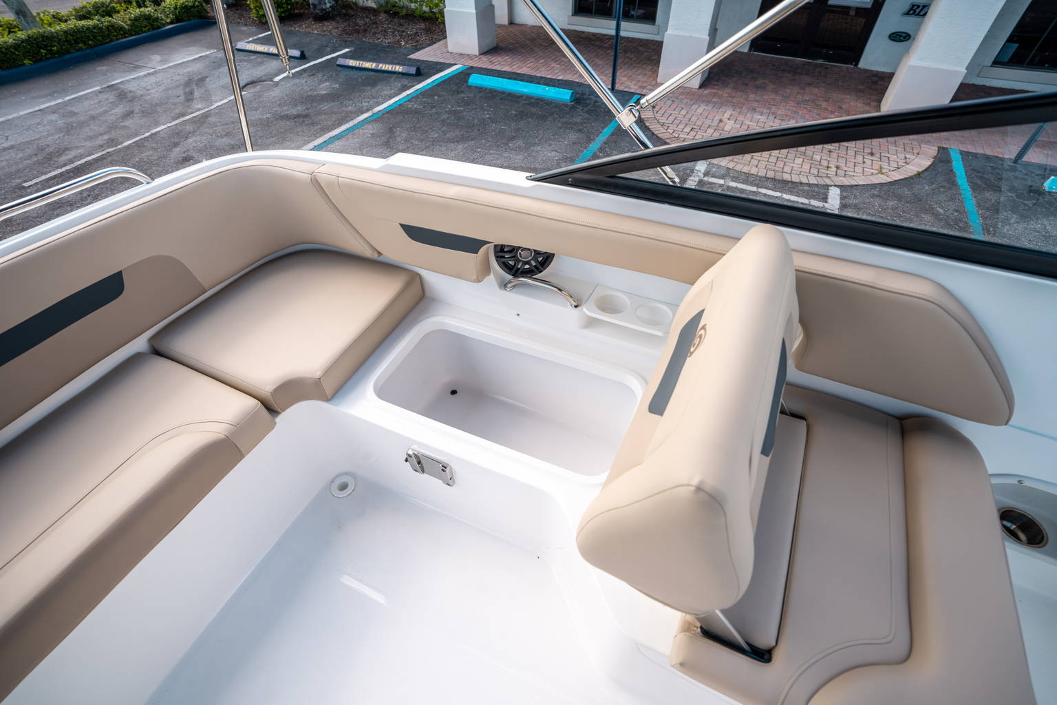 New 2025 Hurricane SunDeck 235 OB #8514 image 15