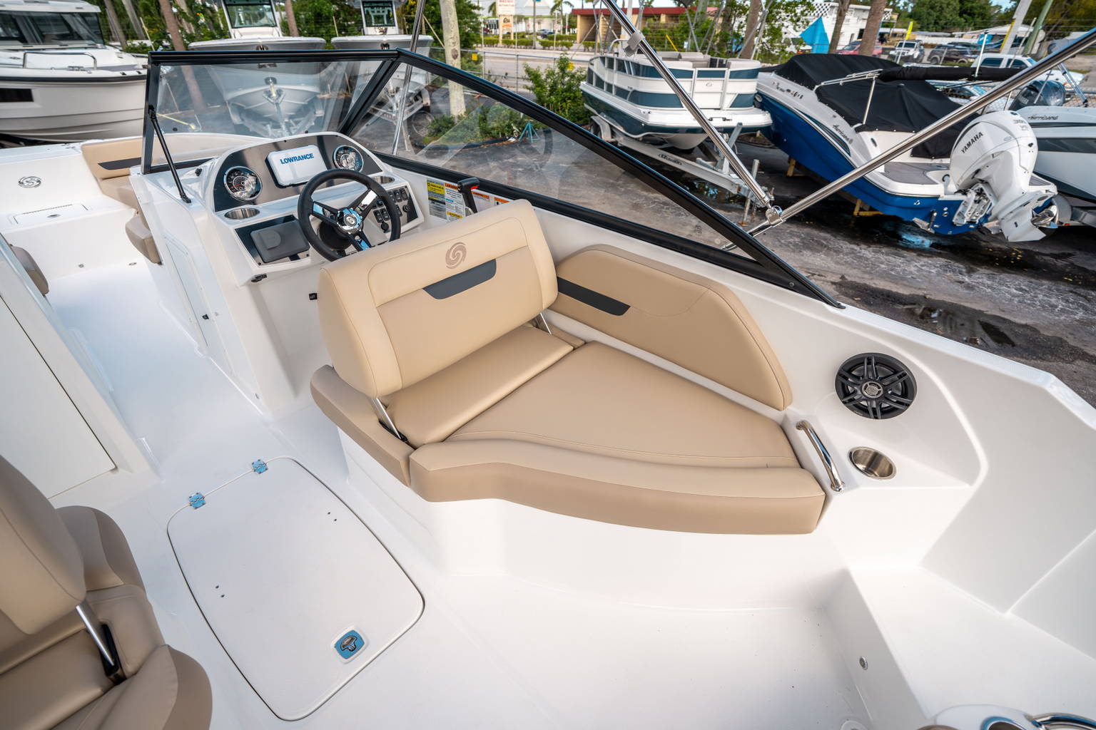 New 2025 Hurricane SunDeck 235 OB #8514 image 18