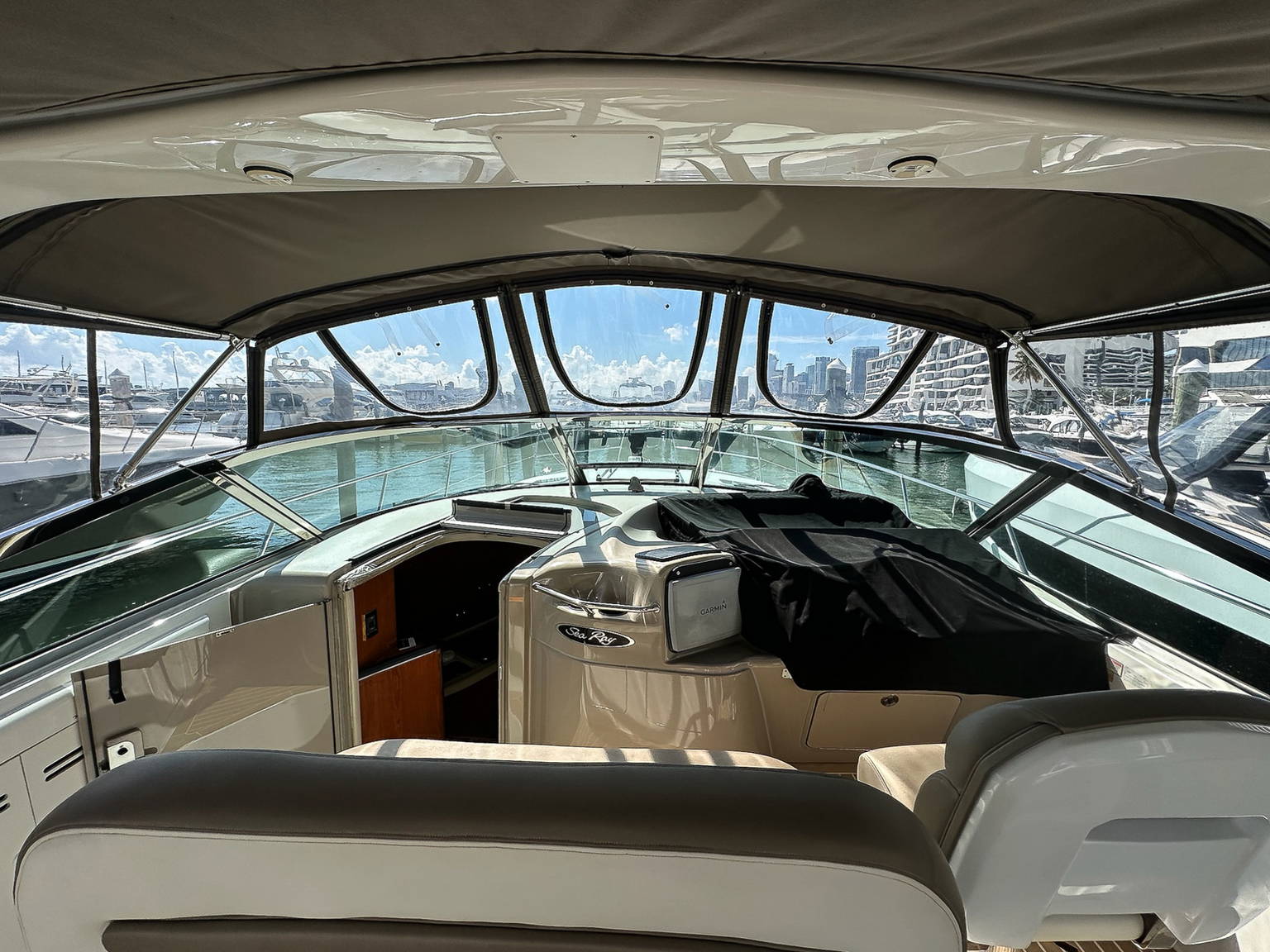 Alternative image of Sea Ray 400 Sundancer in Aventura, FL