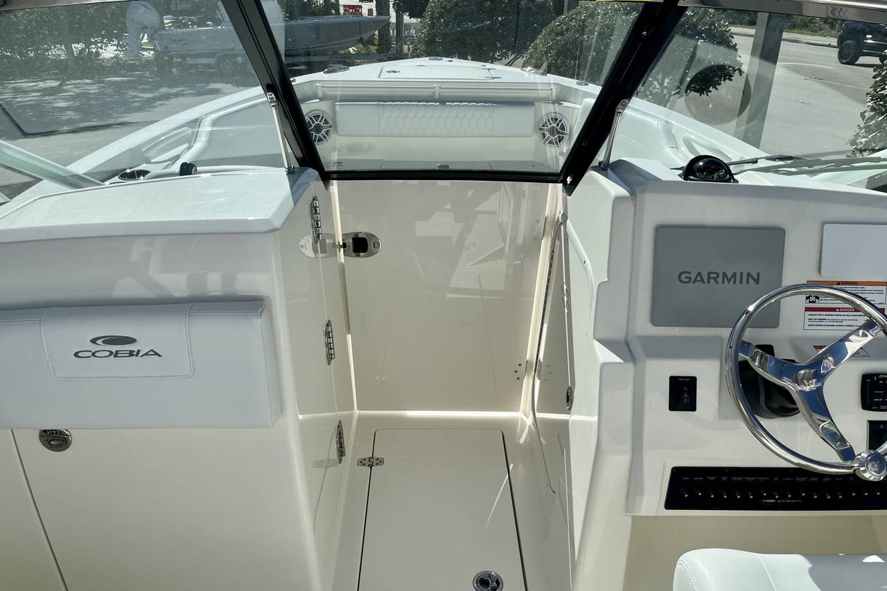 Alternative image of Cobia 240 DC in Stuart, FL