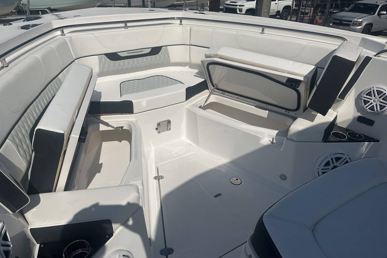 Alternative image of Blackfin 332CC in West Palm Beach, FL