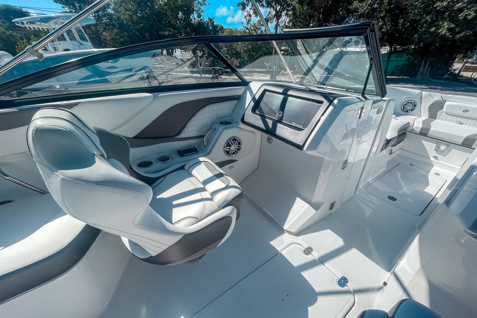 New 2024 Hurricane SunDeck 2600 OB #6713 image 13