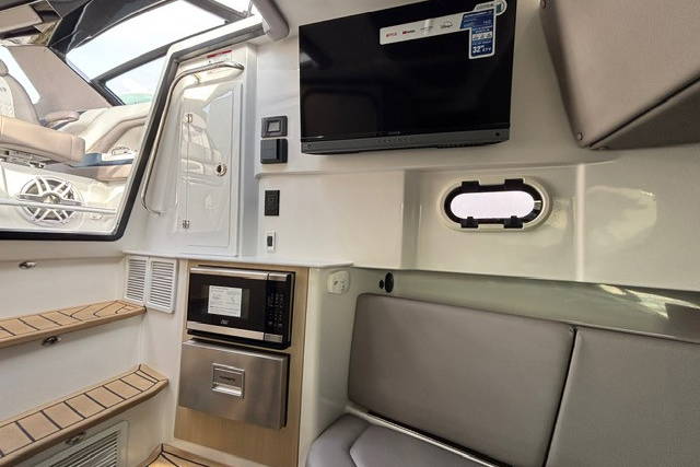 New 2025 Hurricane SunDeck 3200 OB #9557 image 13
