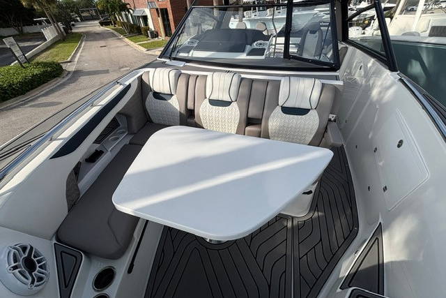 New 2025 Hurricane SunDeck 3200 OB #9557 image 11