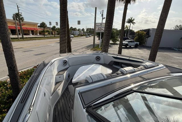 New 2025 Hurricane SunDeck 3200 OB #9557 image 10