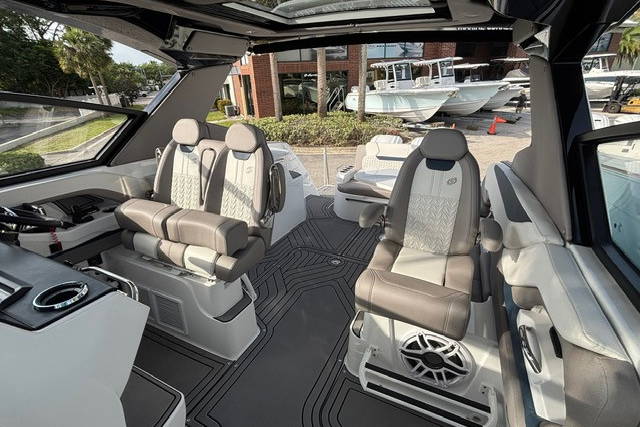 New 2025 Hurricane SunDeck 3200 OB #9557 image 8