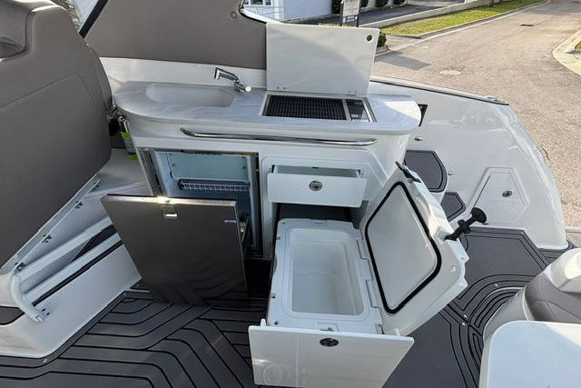 Alternative image of Hurricane SunDeck 3200 OB in Stuart, FL