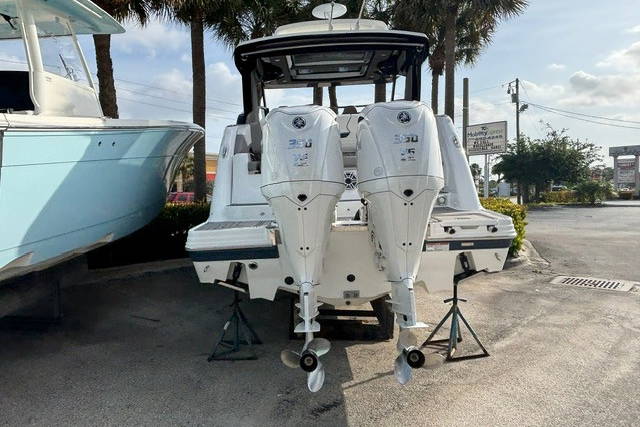 New 2025 Hurricane SunDeck 3200 OB #9557 image 3